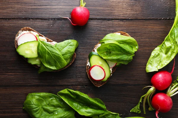 Deliciosos sándwiches con verduras — Foto de Stock