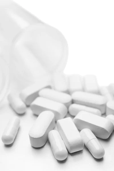 Mucchio di pillole isolate su bianco — Foto Stock