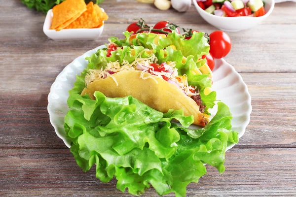 야채와 함께 맛 있는 타코 — 스톡 사진