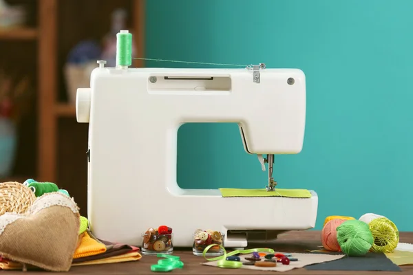 Швейная машина на столе — стоковое фото