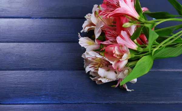 Bela alstroemeria no fundo de madeira — Fotografia de Stock