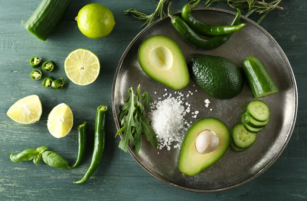 Aguacate, pepino, pimienta y limón en rodajas —  Fotos de Stock