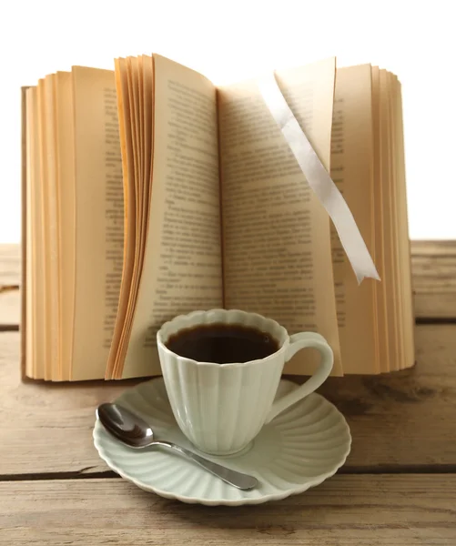 一杯のコーヒーと木製のテーブル, 白い背景の上の本のある静物 — ストック写真
