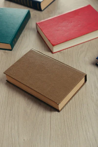 Un mucchio di libri su sfondo di legno — Foto Stock
