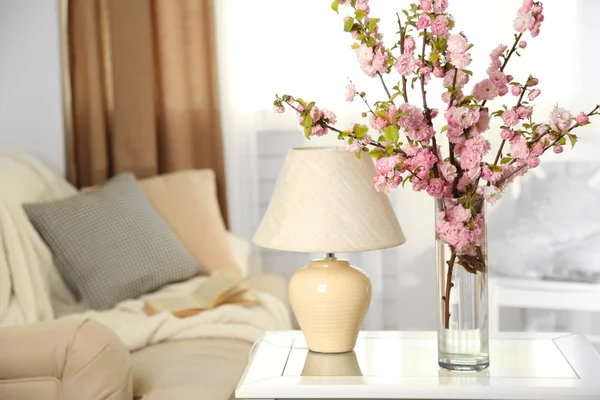 Buquê de primavera em vaso, na mesa, em casa fundo interior — Fotografia de Stock