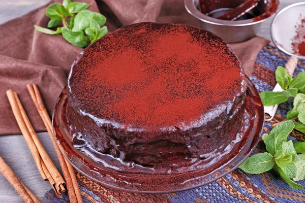 Delicious chocolate cake with icing in plate on table, closeup — Stock Photo, Image