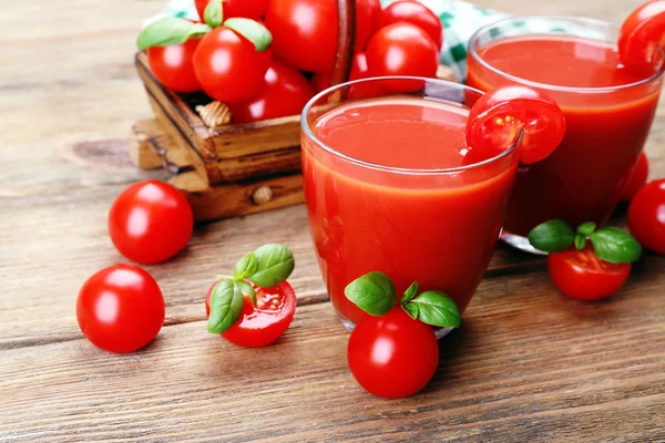 Szklanki soku pomidorowego — Zdjęcie stockowe