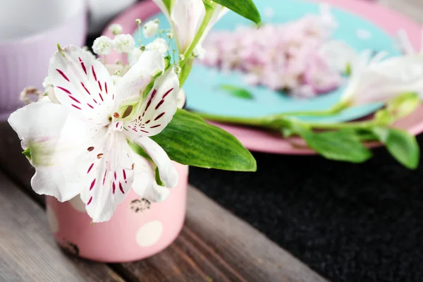 Porslin med blommor på bordet — Stockfoto