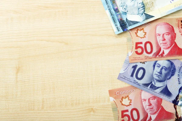 Dollari canadesi sul tavolo di legno — Foto Stock