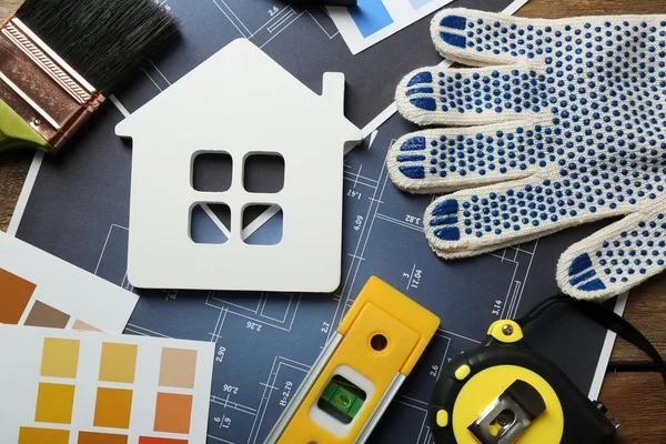 Instrumentos de construcción, planos y pinceles — Foto de Stock