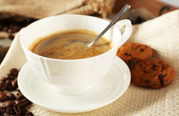 Filiżanka kawy z cookie na stole, zbliżenie — Zdjęcie stockowe