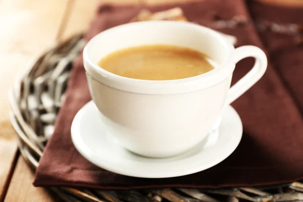 Kopje koffie op tafel, close-up — Stockfoto