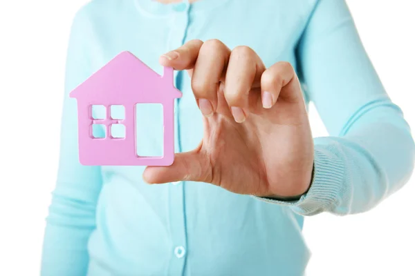 Vrouwelijke hand met kleine model van huis geïsoleerd op wit — Stockfoto