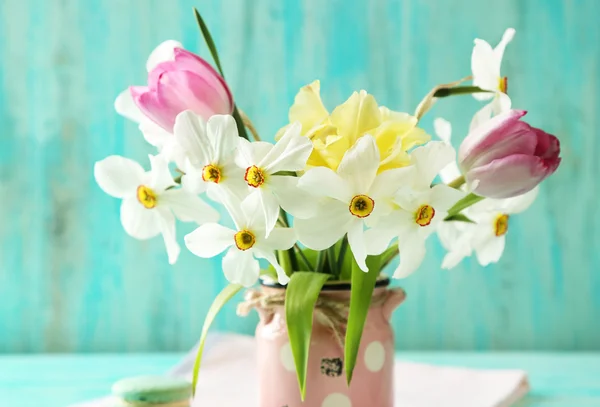 Spring bouquet in vase on color wooden background — Stock Photo, Image