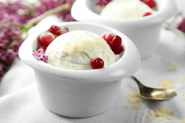 Beautiful composition with tasty ice cream and lilac flowers — Stock Photo, Image