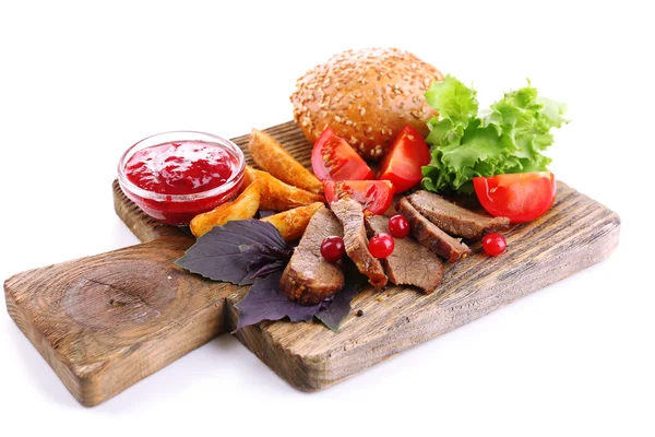 Carne di manzo con salsa di mirtilli rossi, fette di patate arrosto e panino su tavola di legno, isolato su bianco — Foto Stock
