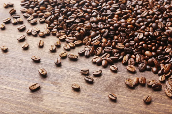 Chicchi di caffè su sfondo di legno — Foto Stock