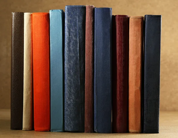 Oude boeken op plank, close-up, op donkere houten achtergrond — Stockfoto