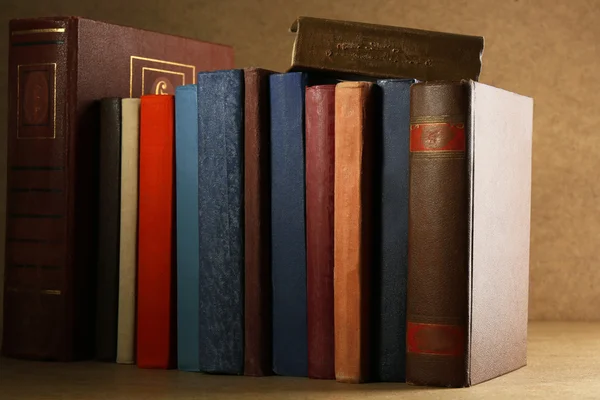 Livros antigos na prateleira, close-up, em fundo de madeira escura — Fotografia de Stock