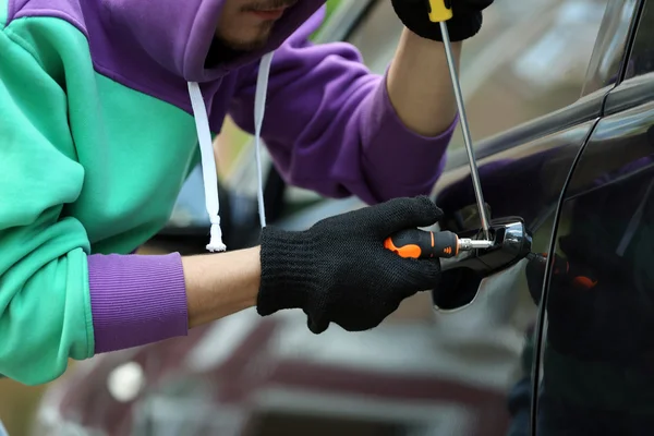 Man burglar stealing car — Stock Photo, Image