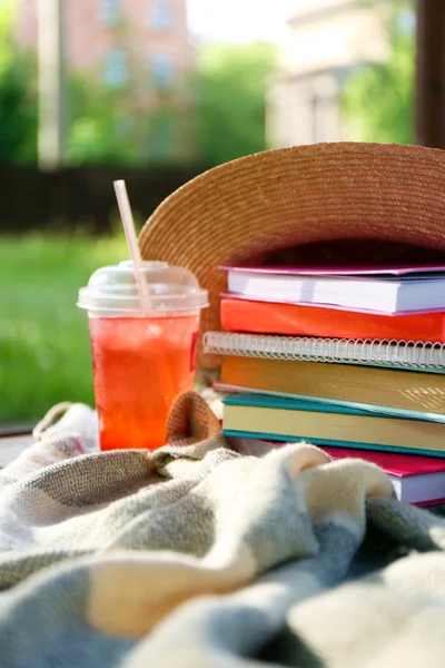 Livres, chapeaux et boissons en plein air — Photo