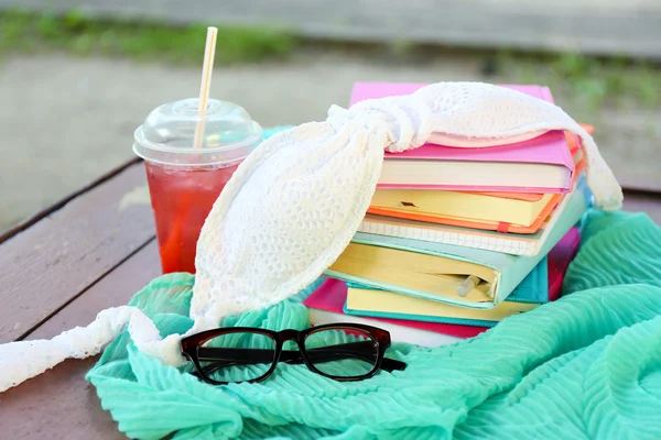 Libri, bicchieri, costumi da bagno e bevande all'aperto — Foto Stock