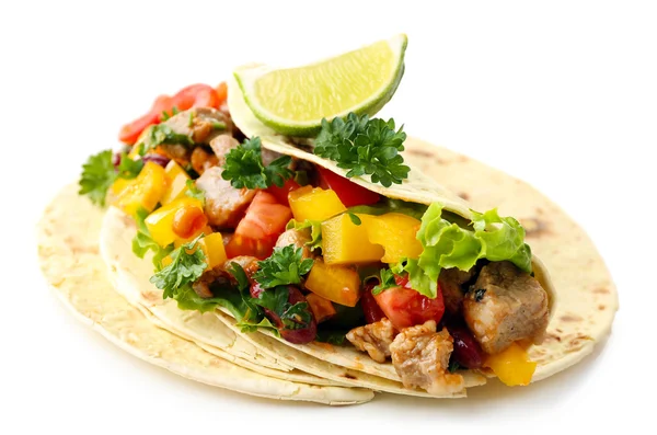 Burrito de carne caseira com legumes e tortilla, isolado em branco — Fotografia de Stock