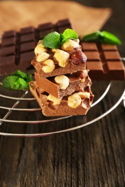 Natürmort çikolata ve fındık ile-metalleri kümesiyle standı, portre