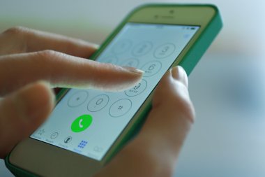 Smartphone cep telefonu ile parmak dokunmatik numarasını bir arama yapmak, yakın çekim için