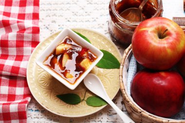 Elma reçel ve taze kırmızı elmalar