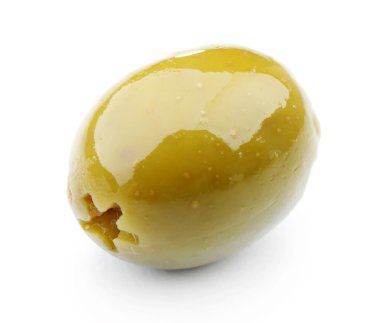 Yeşil zeytin beyazda izole edilmiş.