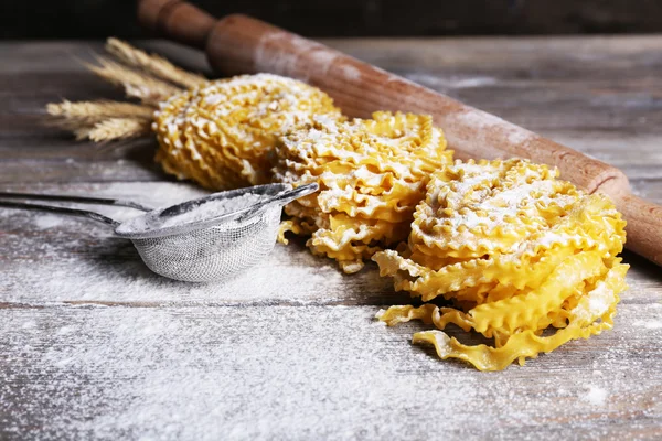 Natureza morta de preparar macarrão em fundo de madeira rústica — Fotografia de Stock