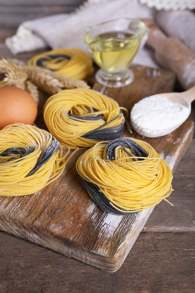 Natura morta della preparazione della pasta su fondo rustico in legno — Foto Stock