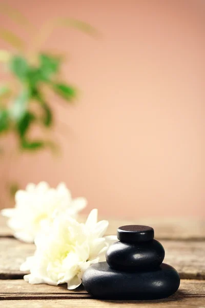 Schöne Wellness-Komposition auf Holztisch, auf braunem Hintergrund — Stockfoto