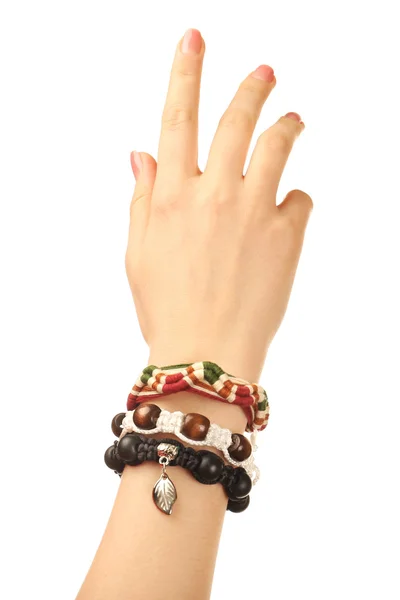 Vrouwelijke hand met armbanden geïsoleerd op wit — Stockfoto