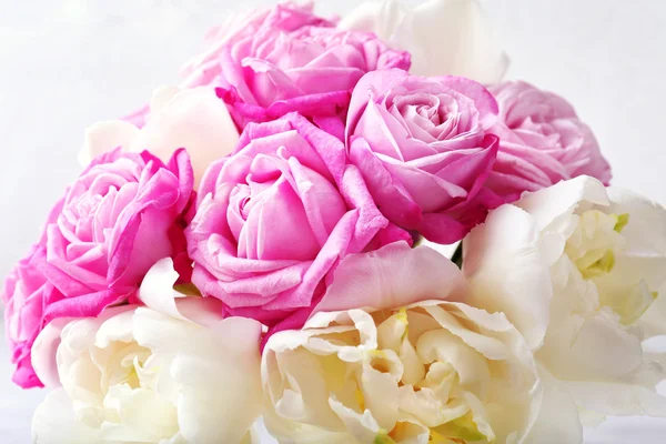 Kytice z čerstvých růží a tulipány, záběr — Stock fotografie