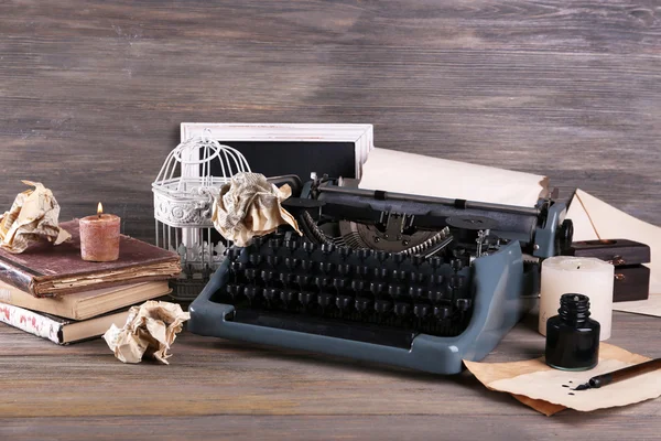 Ретро друкарська машинка на дерев'яному фоні — стокове фото