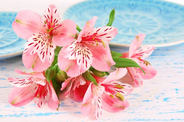 Cenário de mesa com flores — Fotografia de Stock