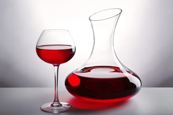 Glaskaraffe mit Wein — Stockfoto