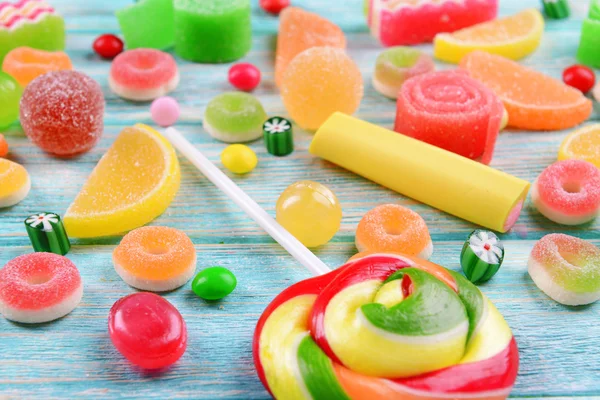 Bunte Bonbons auf hölzernem Hintergrund — Stockfoto