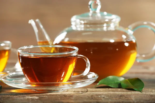 Cups of green tea on table on wooden background — Stock Photo, Image