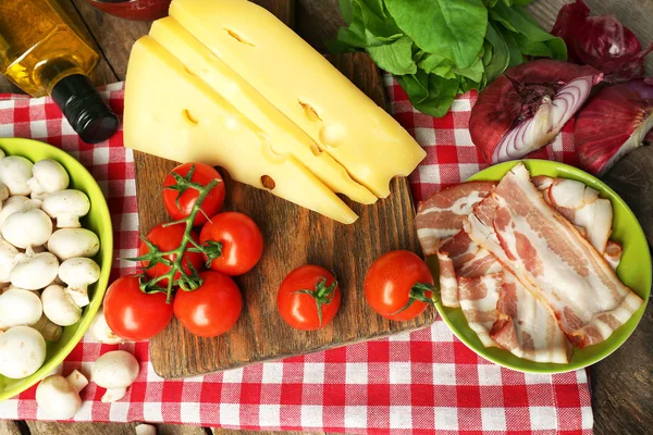 Ingredientes alimentares para cozinhar na mesa de perto — Fotografia de Stock