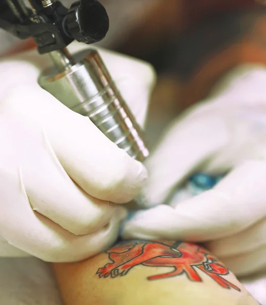 Artist tatuaj la locul de muncă — Fotografie, imagine de stoc