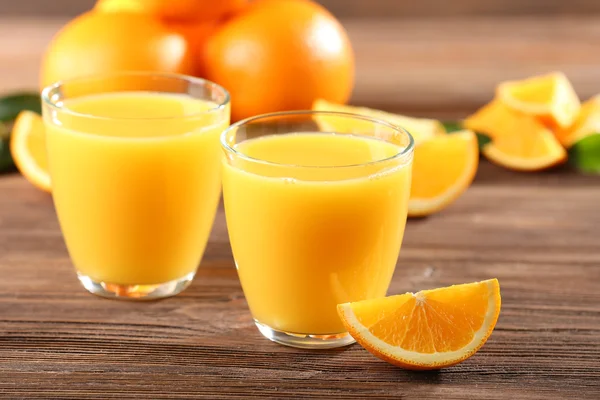 Sumo de laranja na mesa — Fotografia de Stock