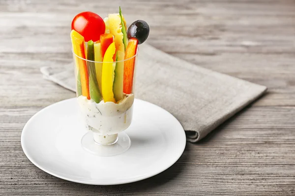 Snack de verduras en cristalería — Foto de Stock