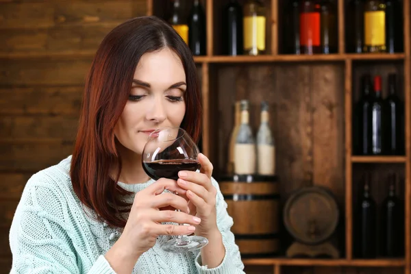 Giovane donna degustazione vino in cantina — Foto Stock