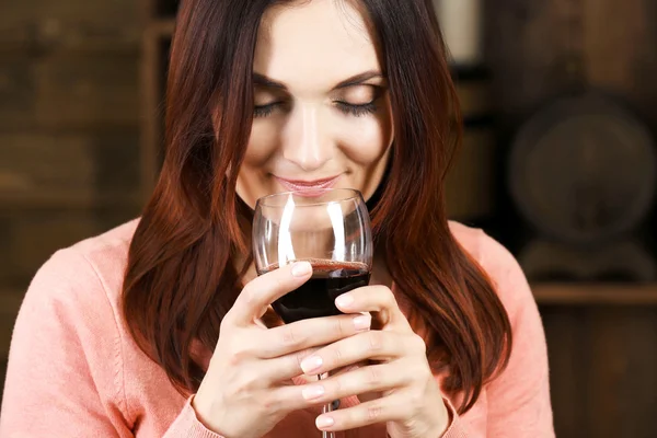 Jovem degustação de vinho na adega — Fotografia de Stock