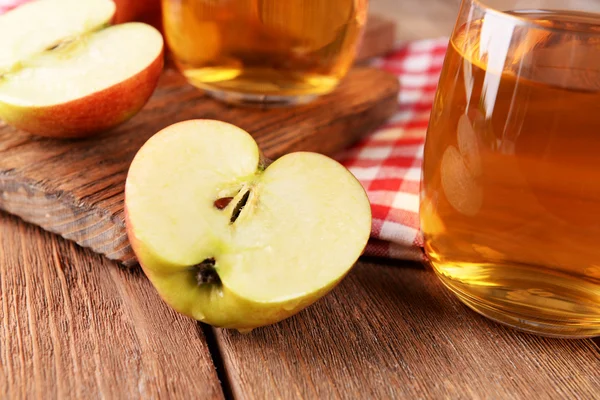 Copos de suco de maçã — Fotografia de Stock