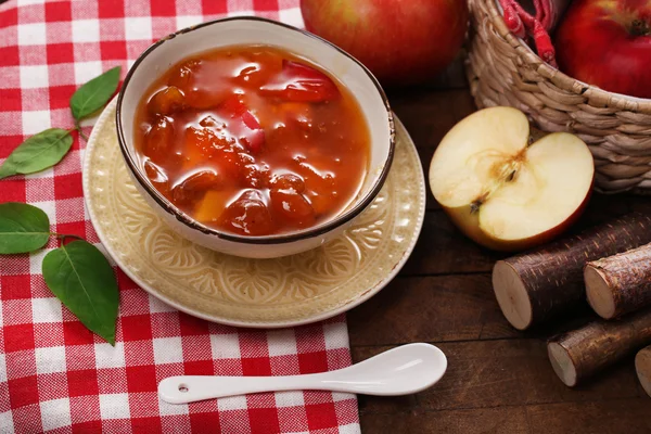 Marmellata di mele e mele rosse fresche — Foto Stock