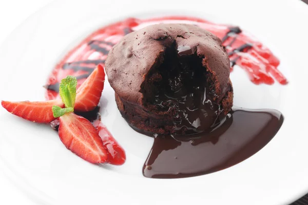 巧克力蛋糕配草莓 — 图库照片